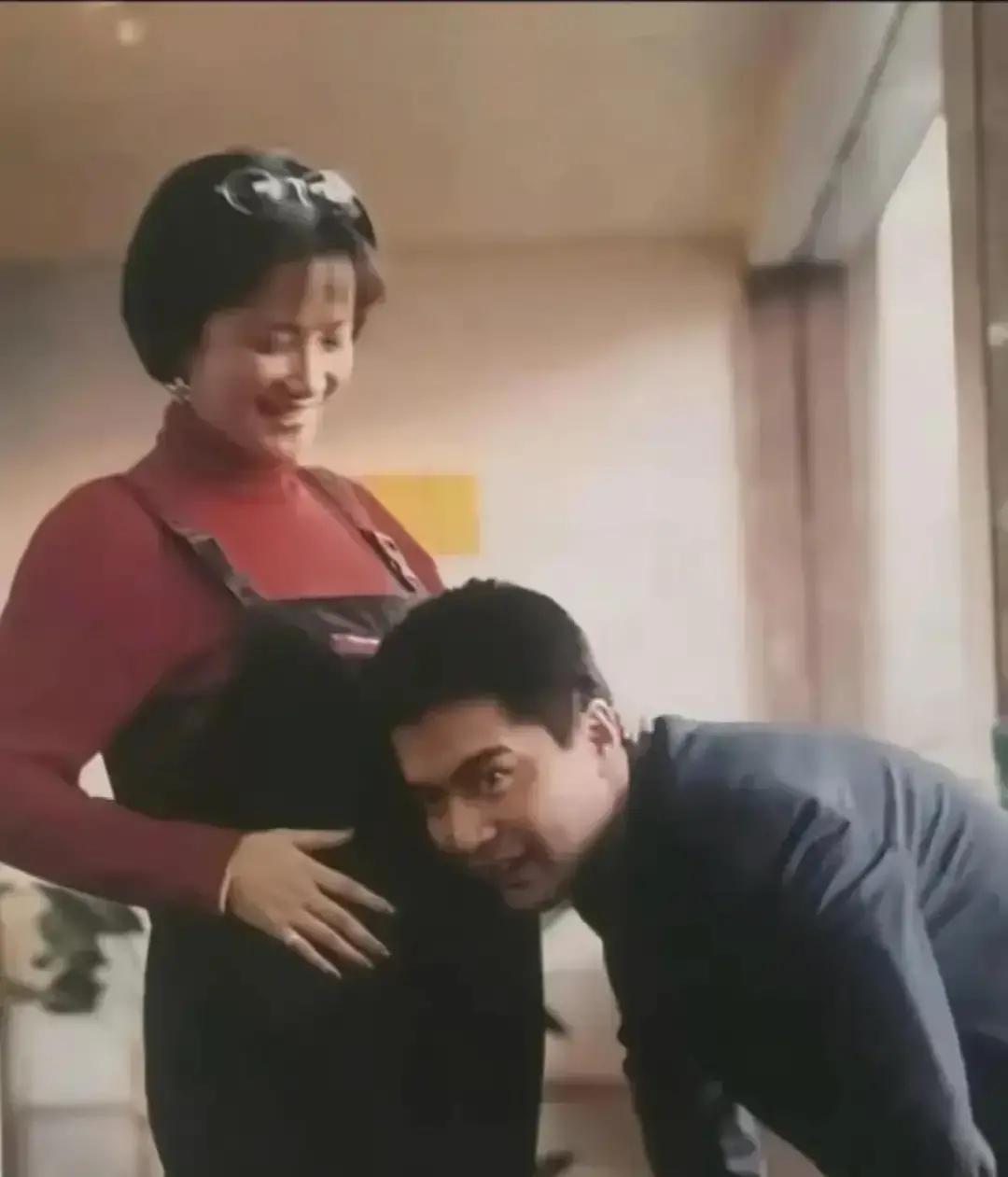 她离婚后，许亚军的家反而空了。61岁的何晴，比演李师师时更透亮。不是没皱纹