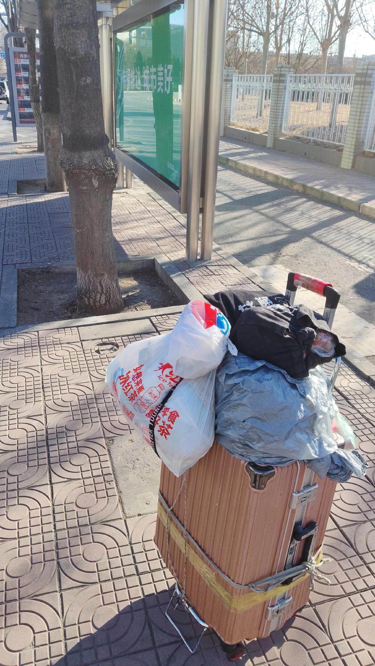 努力奋斗了一年，没挣到钱，没脸回家，怕人家笑话咱，我不知道该去哪里好一张图证明你