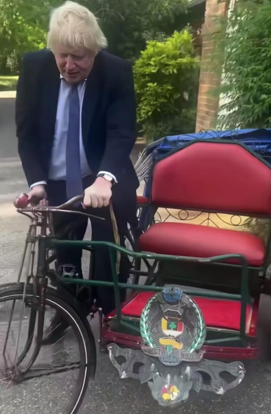 英国前首相约翰逊退休后两耳不闻窗外事，生活悠哉悠哉的，颇为忙忙碌碌。一大清早，