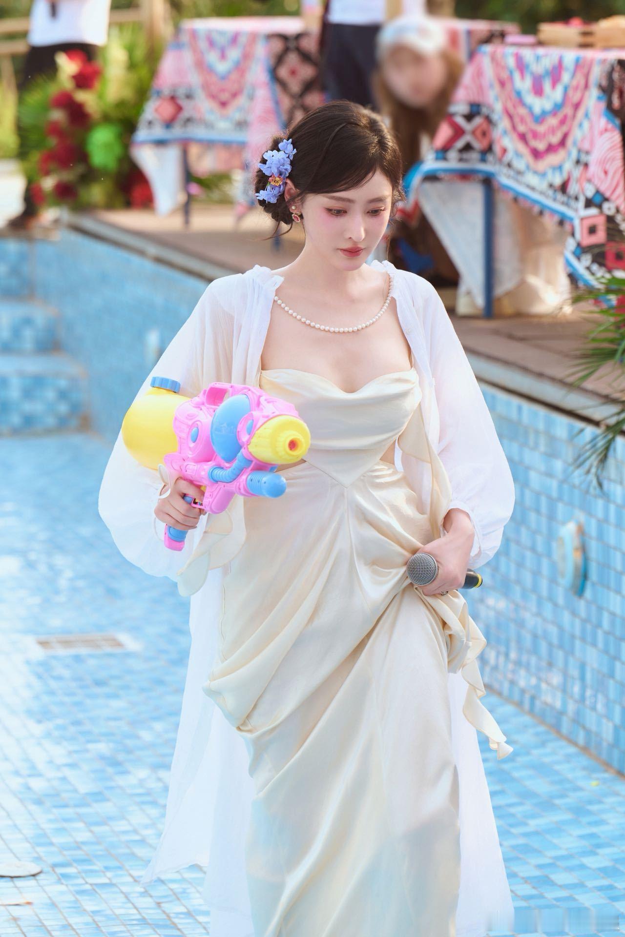 张天爱版纳限定妆是自己化的 人比花娇说的就是她吧！张天爱这组版纳妆造直接封神，春