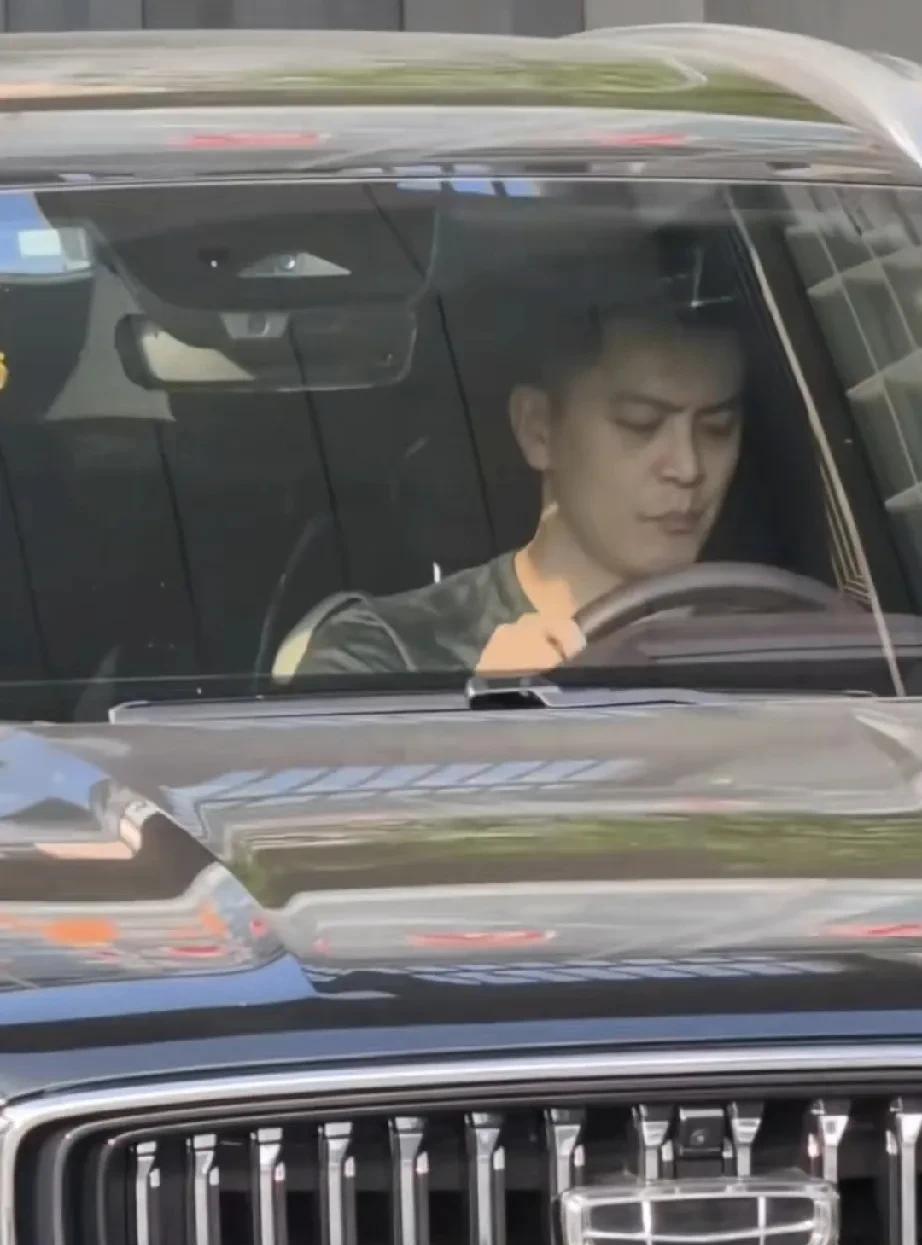 杨鸣为何如此低调？就连手帝的座驾都比他好！近日，又看到杨鸣开着他的座驾吉利星越