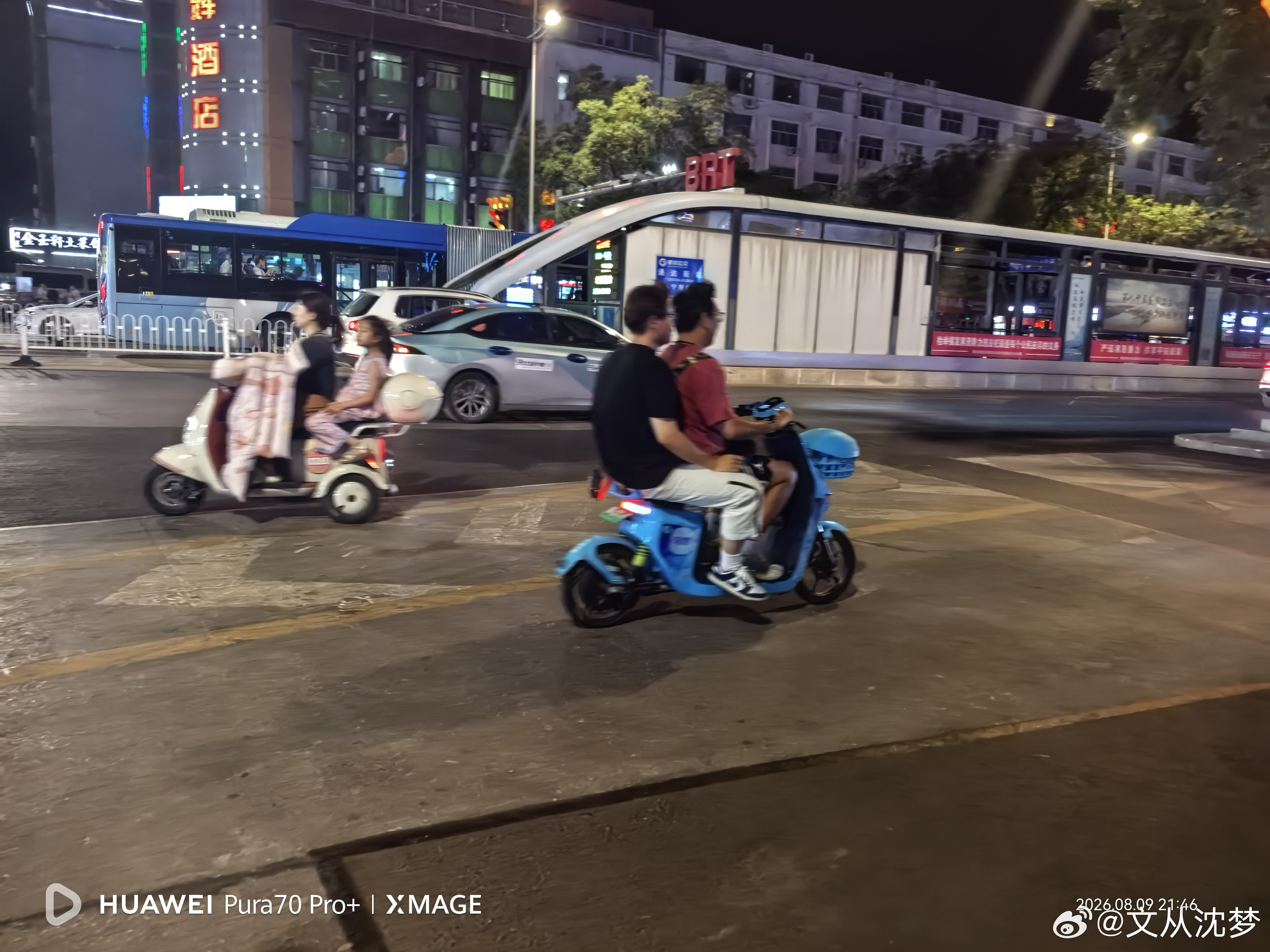 这里的人啊，骑的共享车是电摩车，没有地铁，没有共享单车，看上去满惬意的么！和西安