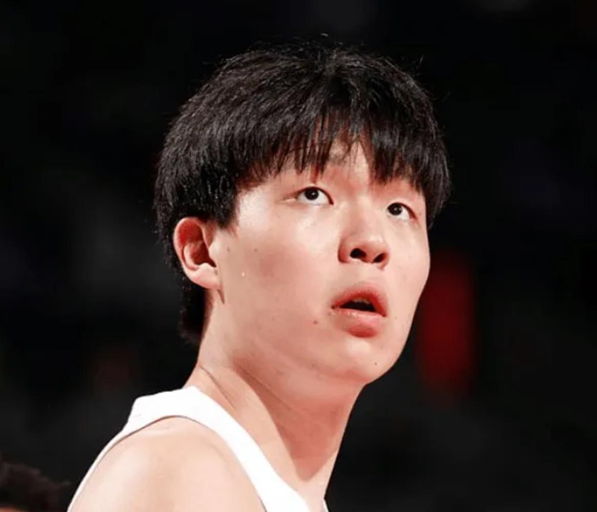 篮球媒体人：杨瀚森对位到有投射移动快的人，会比较难受！NBA季前赛迎来一场对