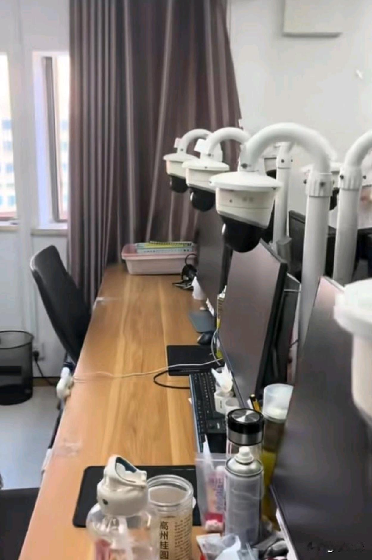 办公室内的一幕，惊呆了！这也太没有隐私了吧！