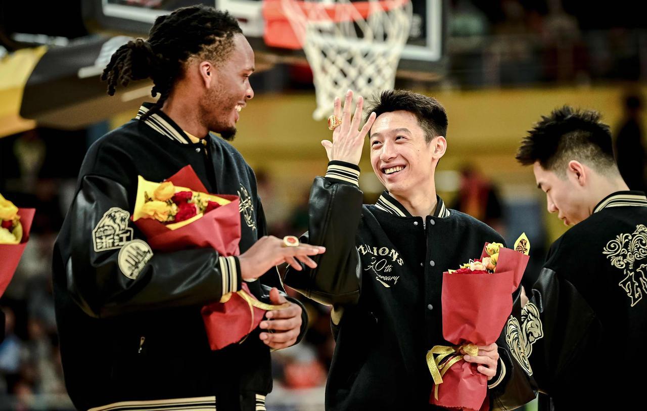 国家队在亚洲赛场连吃败仗，CBA揭幕战的收视率却暴涨了15%。撕开这个矛盾，你