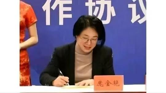 江西省文印中心女主任庞金燕东窗事发。这位女局长平日里的穿搭则比较得体，黑色小西