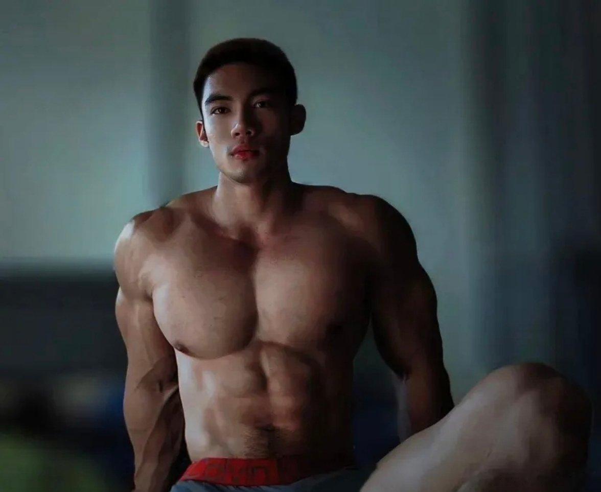 泰国第一胸王，每块腱子肉都是显眼包！要是评个“胸王”啥的，可不能光看大。光大大有