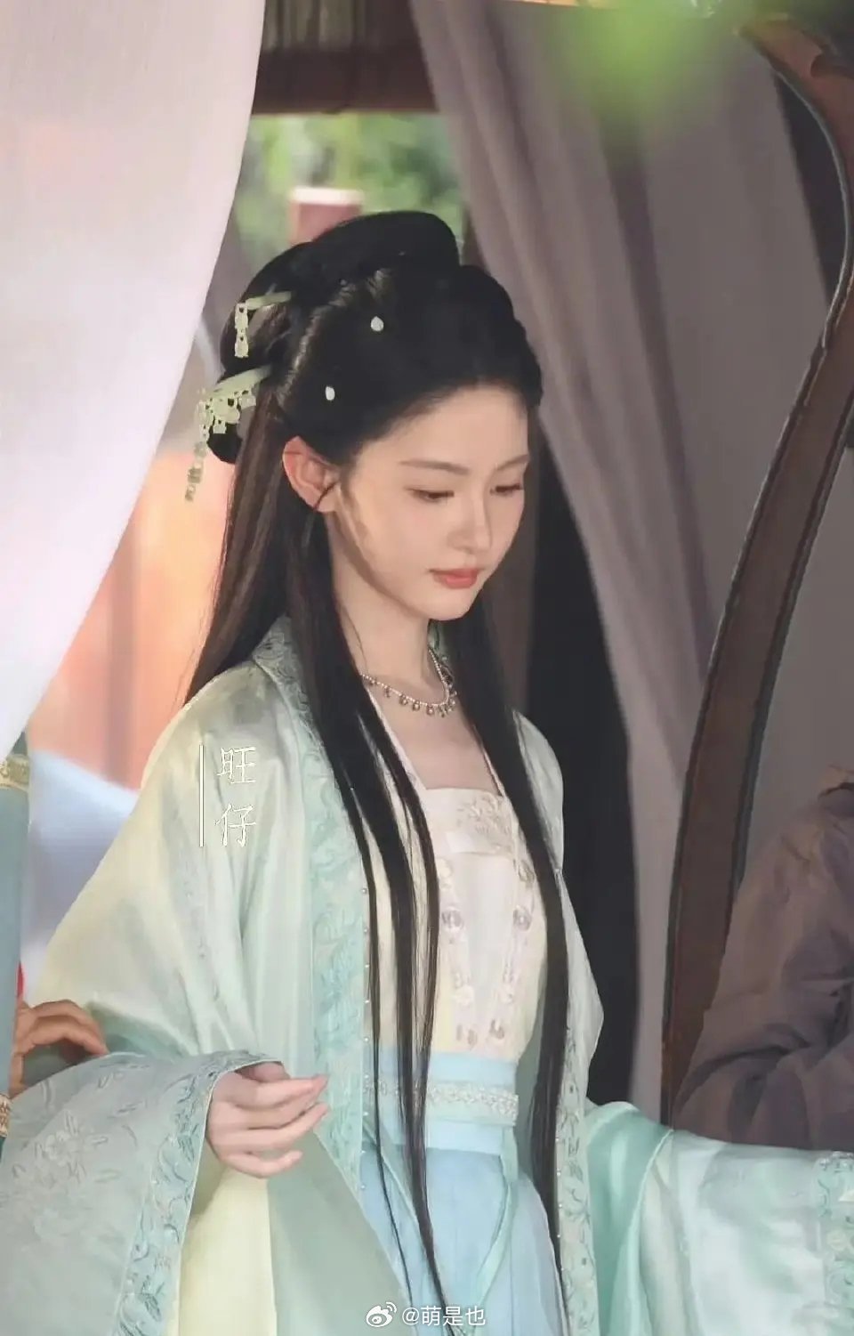赵晴有一个问题，就是她只有这一个角度长得好看，其他的时候就会暴露颧骨