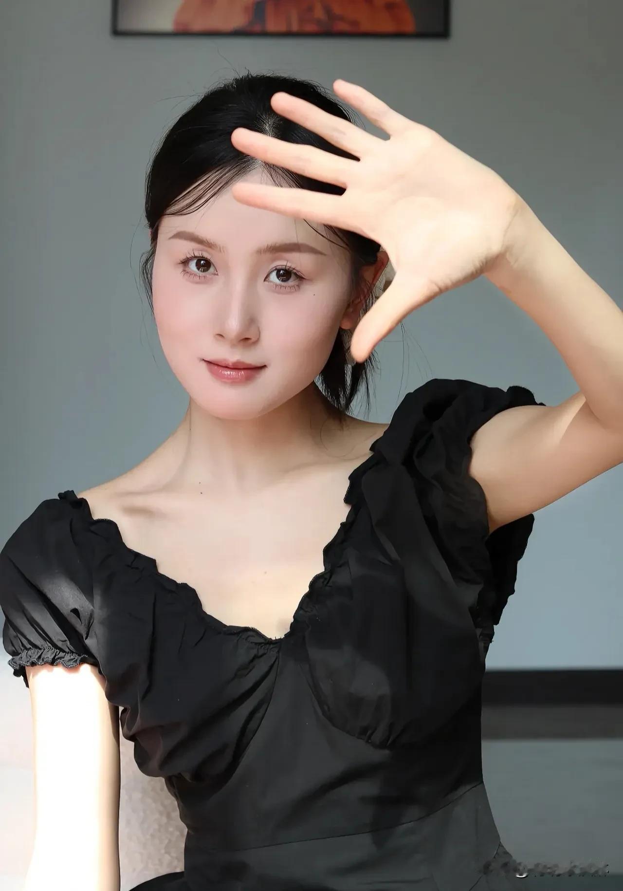 黑色穿搭，气质瞬间拉满经典黑自带高级感，简约不简单，气场全开！