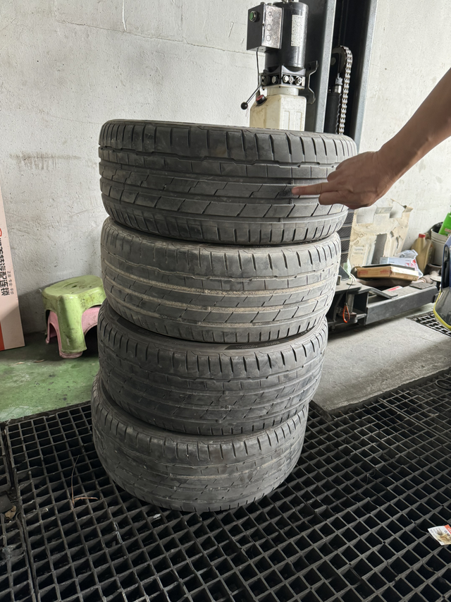 提车小两年安全行驶4.6万公里，跑了几次赛道。轮胎基本磨损到了极限，漏了线层出