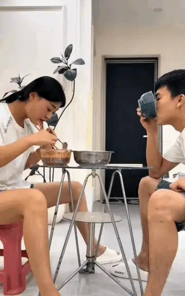 这姑娘能处！一对身着白T恤兰短裤的情侣，两人三碗吃的酣畅淋漓，期间男子拿出一个