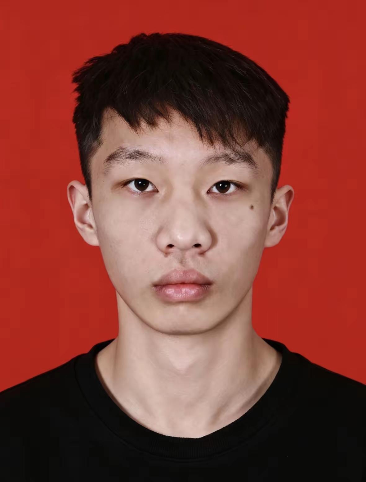 覃辉华，男，壮族，2004年1月生，生前系桂林信息科技学院学生，广西阳朔人。​