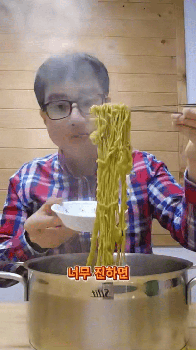 第一次在韩国见这么有仪式感的吃法韩国人吃个面整这么多活儿这就是韩国吃面的两种玩