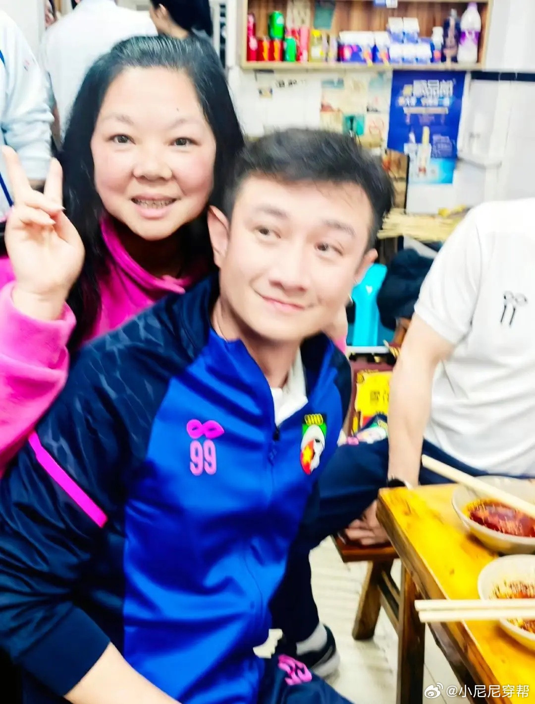 42岁文章在泸州一家小餐馆吃饭被偶遇，他打扮休闲，一身蓝黑拼色球服，身材比以前圆