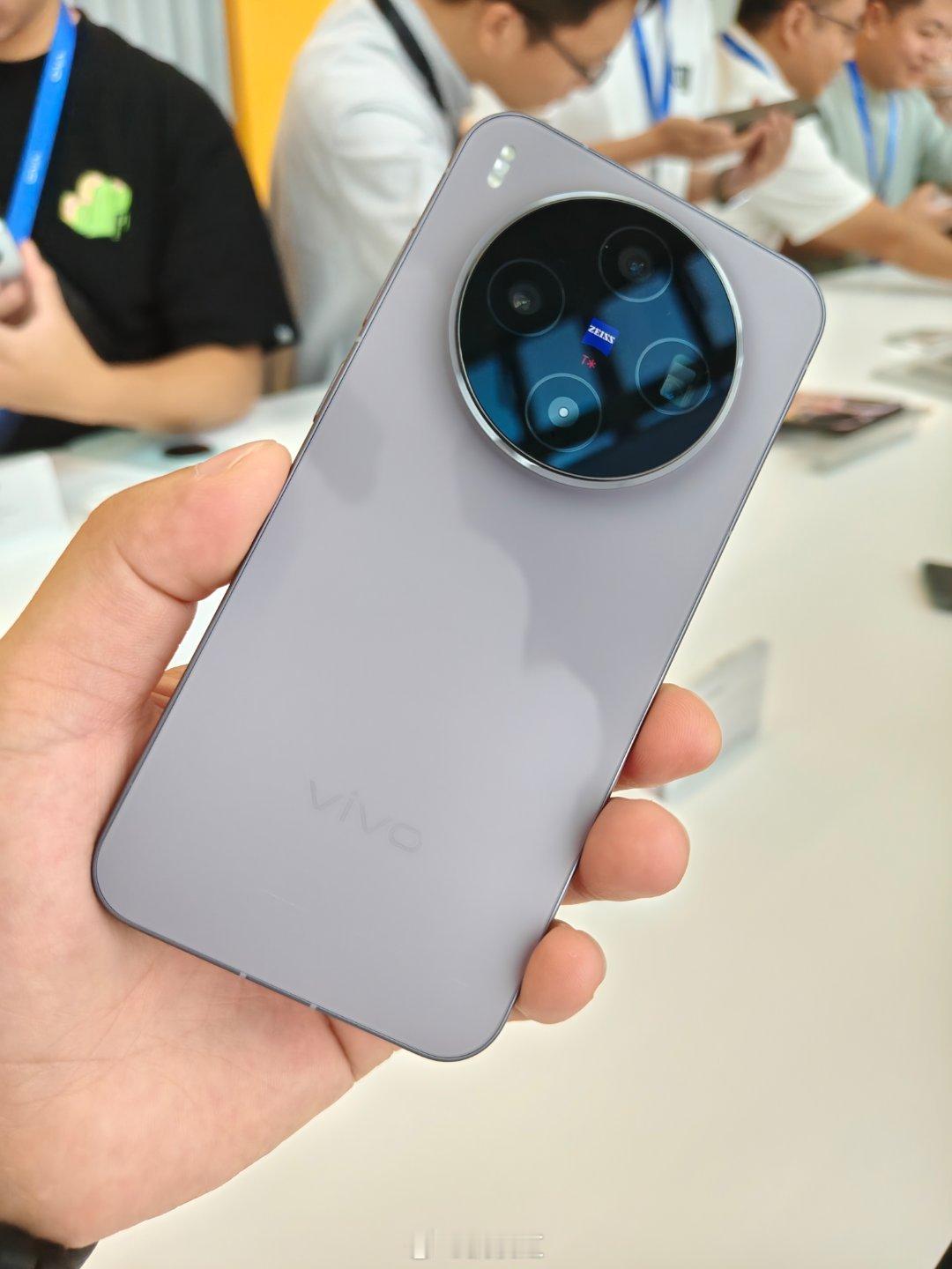 提前上手体验了vivoX300系列，颜值高，配色方面很有新意，质感棒，影像标
