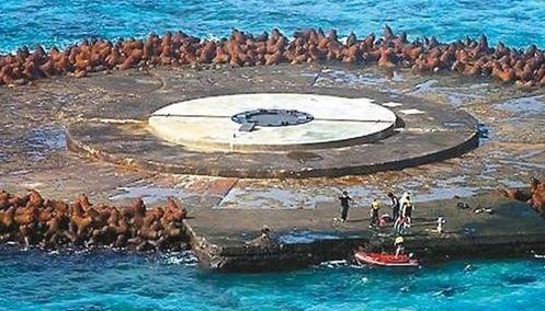 冲之鸟礁位于太平洋的广袤海域，曾经只是一片无人问津的孤立珊瑚礁。在这里，海鸟偶尔