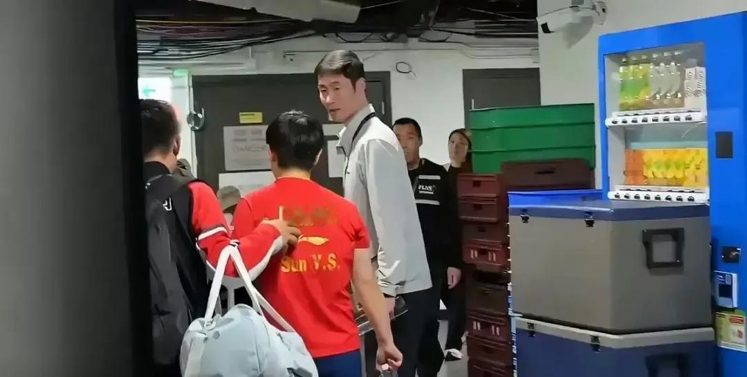 别猜了。我们都错怪了那晚赛后，王励勤为什么第一个叫住孙颖莎。你看到领导快步走