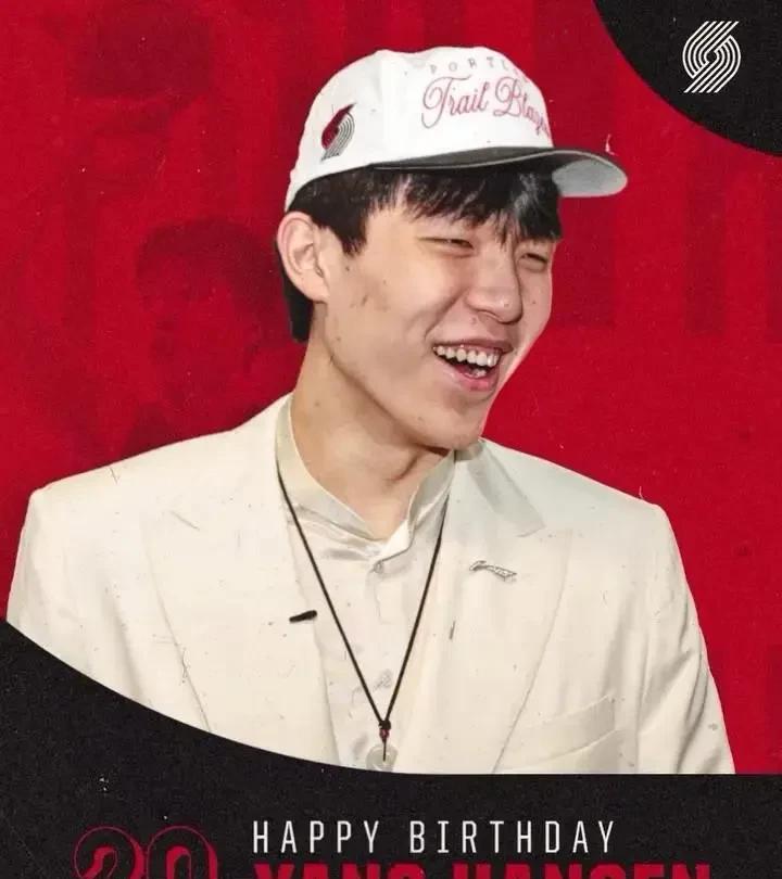 开拓者现在也开始玩梗了，开拓者官方祝福杨瀚森生日快乐，写到的是撕裂之城的新成员，