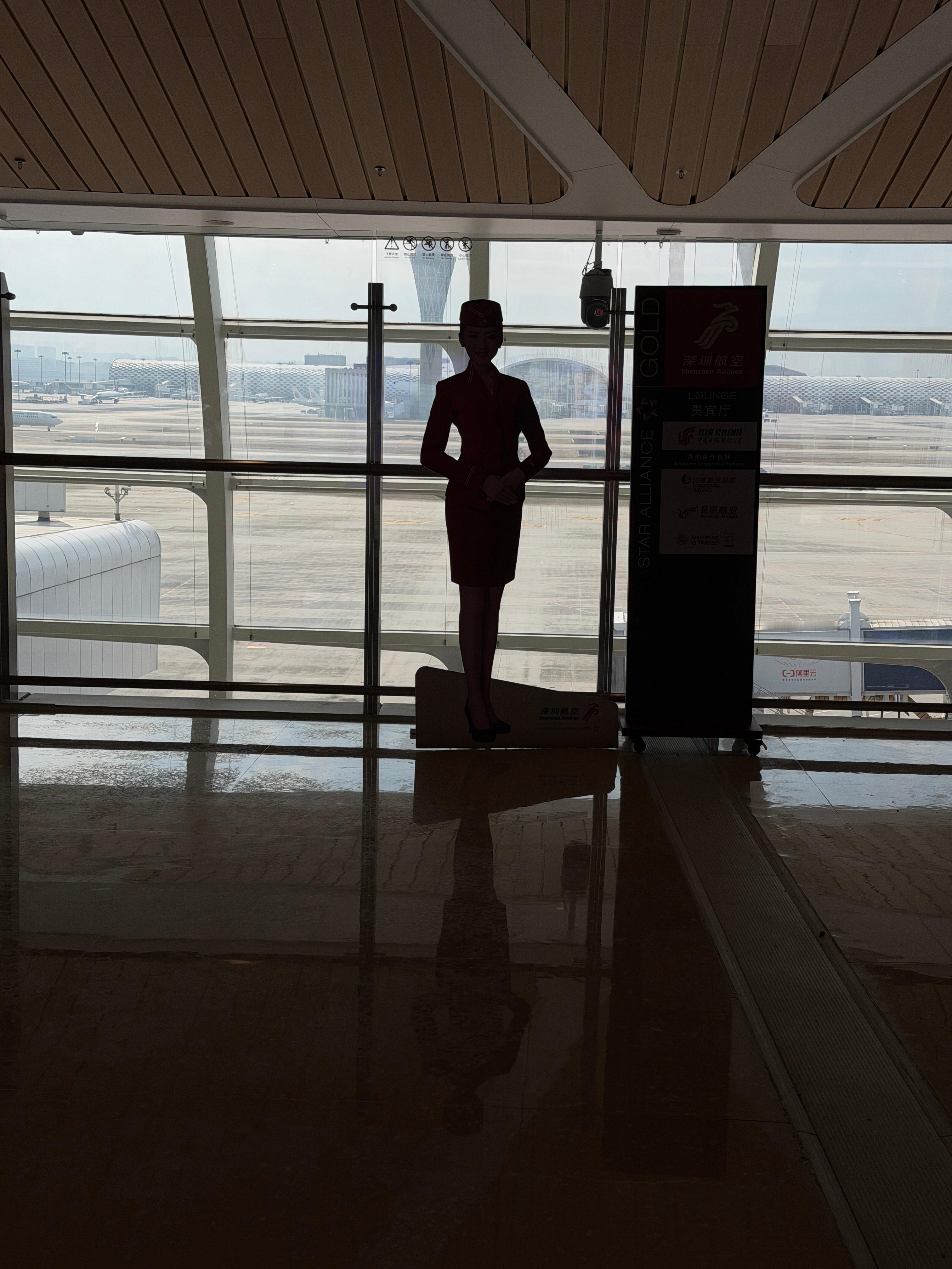 上电梯就见一空姐迎接我、靠！原来是大逆光眼花了、我说这空姐咋这么瘦跟纸片一样