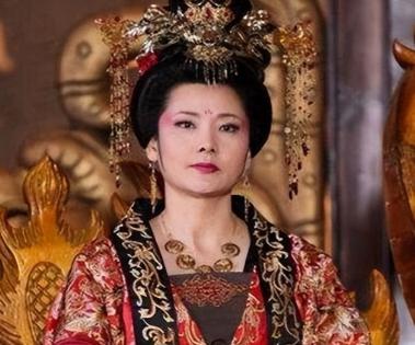 公元528年，胡太后把1杯毒酒，端到19岁的儿子面前，冷冷地说:“陛下，把它喝下