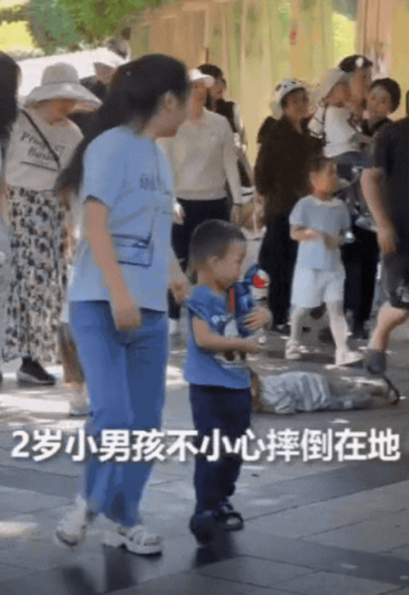 这2岁男孩火到人民日报了！重庆，2岁小男孩不慎摔倒在地，哇哇大哭！可妈妈看到后，