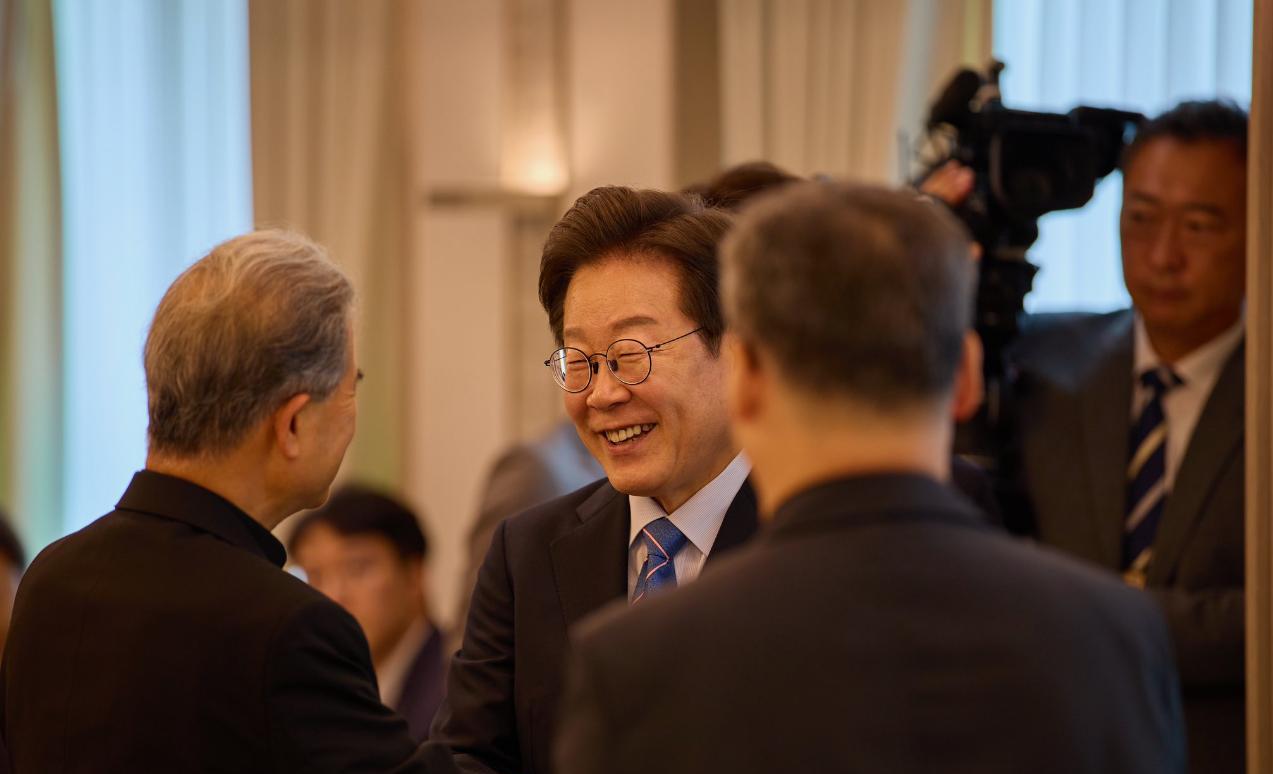 李在明近况照片。他说：我们将超越分裂与冲突，走向和谐之路。时间是7月9日。李