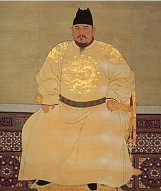 1365年，朱元璋乘坐一艘小船来到洪都城下，把守城将领朱文正叫到面前，拿出马鞭狠