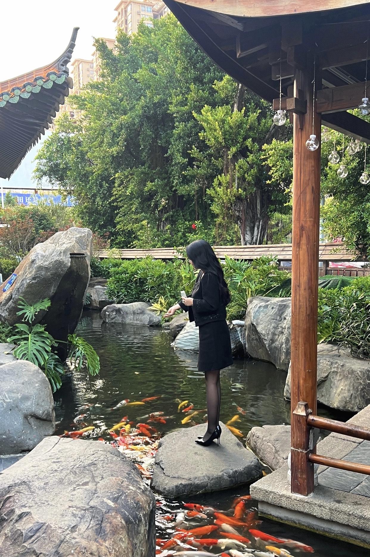 女人如何穿出含蓄的性感?黑色小西装套裙一绝。它既有着西装的干练，黑裙又添了几分灵