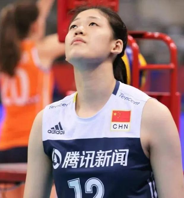中国女排传来坏消息！看到后这个消息满是心疼，她的排球职业生涯充满坎坷！她接连伤病