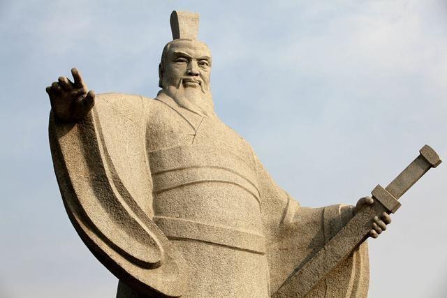 公元208年，13岁的曹冲病逝，他的好友周不疑悼念后离开。曹操吩咐手下：“去把这