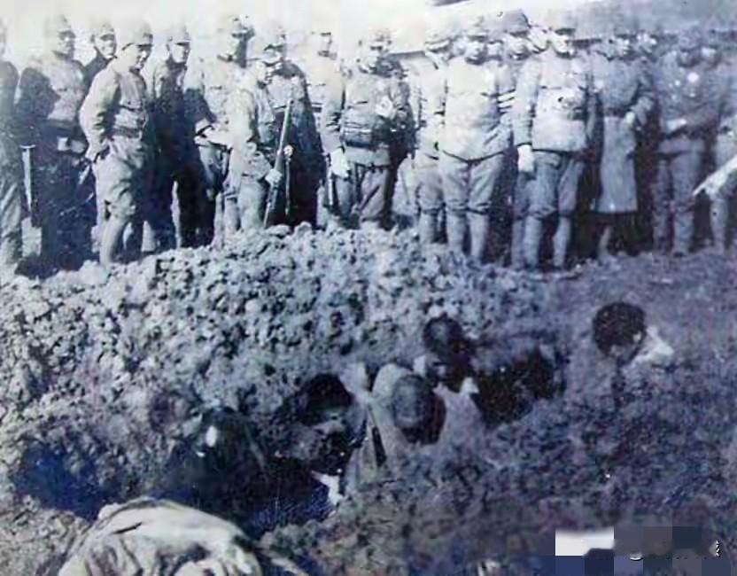 日本鬼子活埋我们无辜百姓的画面，充分暴露了这群人间恶魔的残忍，被它们活埋的这些人