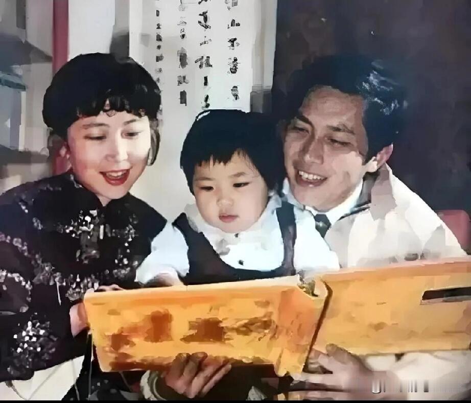 这是90年代唐国强一家三口的珍贵合影，那个时候的唐国强是奶油帅的顶级帅哥，很多女