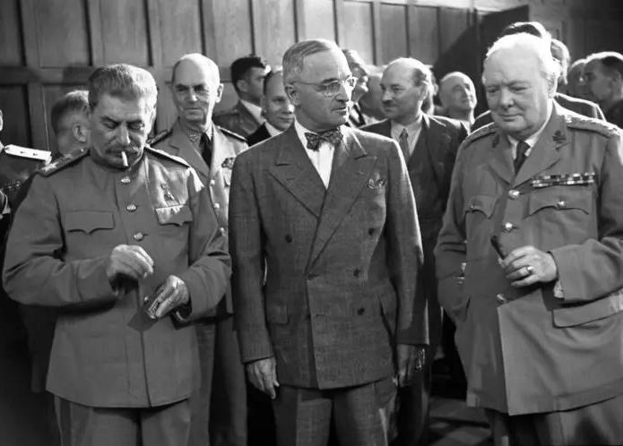 美国对付中国的最大问题就是，它为啥要对付中国？因为中国本身就是美国全球化秩序中最