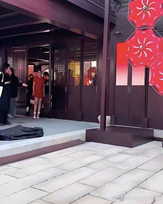 窦骁和何超莲一同参加活动，两人现场闹的非常难看，关键是底下还有那么多人和摄像机在盯着！​