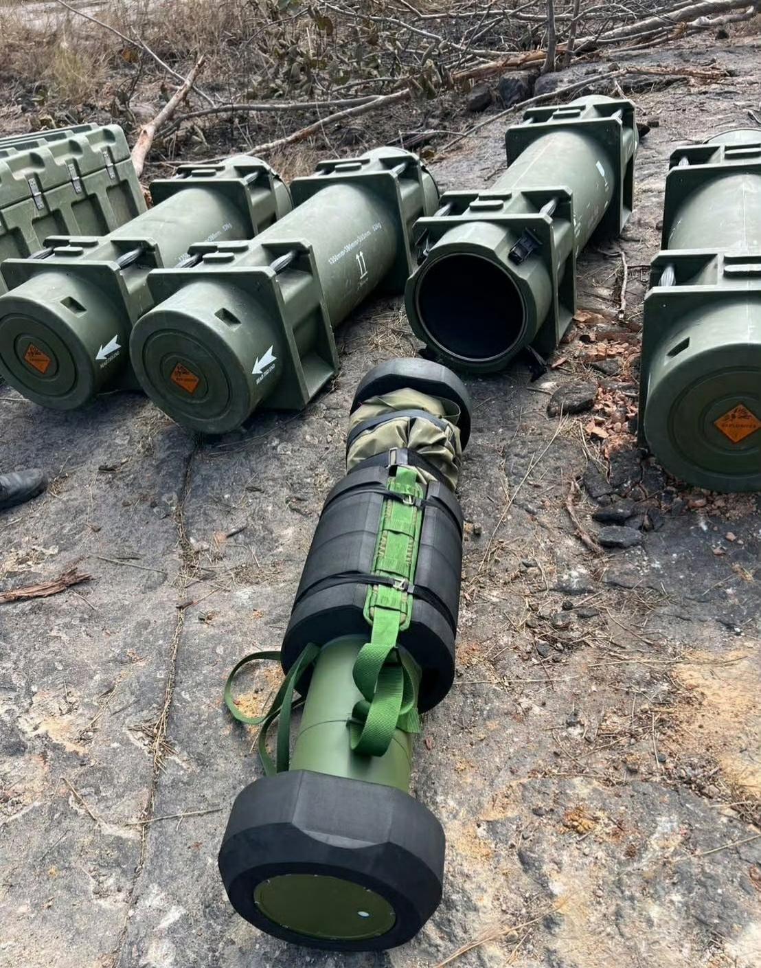 泰国媒体报道称，泰军士兵在攻占一处名为“500高地”的柬埔寨军队基地后，缴获了一