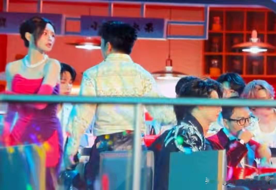 杨迪和沈梦辰闹掰，这个图很明显的能看到沈梦辰最后出框的时候嘴一直是笑着的。杨迪