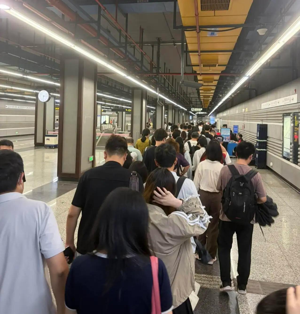 我同意上海地铁涨价，但强烈要求撤销安检人员。地铁站一个安检口四五个人检查一个敞口