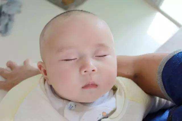 婆婆带孩子虽然很小心却依旧被儿媳妇埋怨 老人家们可能忽略了宝宝的这些细节