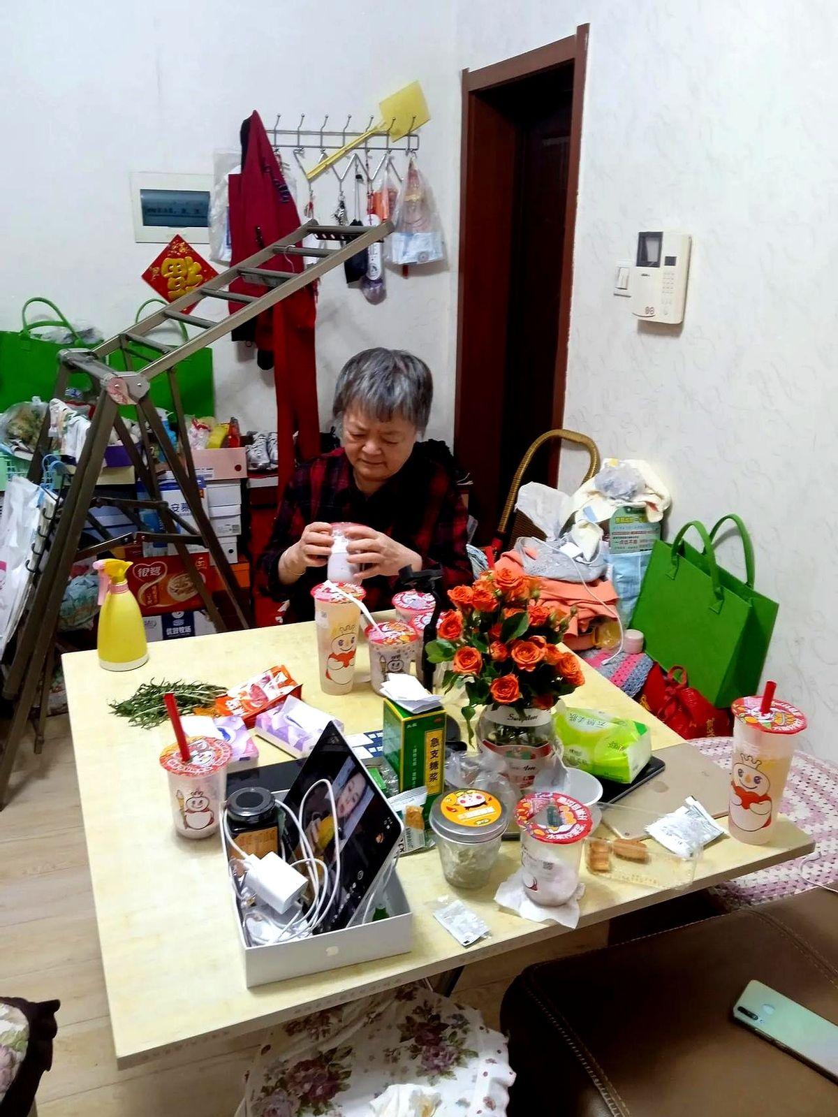 今天上午11点,我40岁的大龄剩女的漂亮女儿已经疯掉了。这闺女到底碰上什么事了