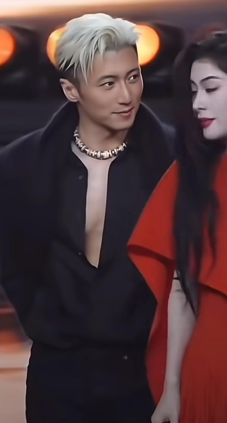 现在网上这段真的越看越好笑，好多人都说谢霆锋看身穿红裙的陈丽君一脸花痴、眼睛都看