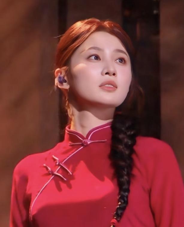 张慧雯澄清宣布结果时为何“偷笑”：孙怡看了我一眼，我以为，淘汰的是我。所以她笑