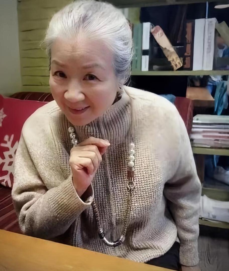 王鸥王仁君新年拜访曹翠芬，81岁没子女住北京，家里简朴挺温馨娱乐明星