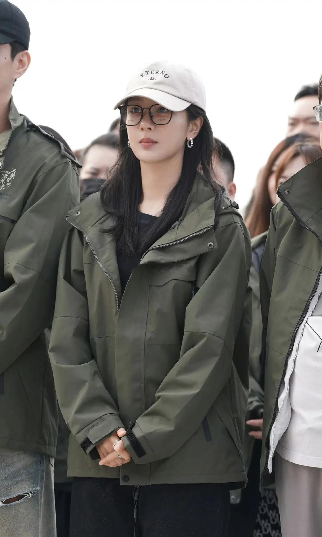 12月23日，《玉兰花开君再来》开机。杨紫身着军绿色外套，搭配帽子眼镜，清爽随性
