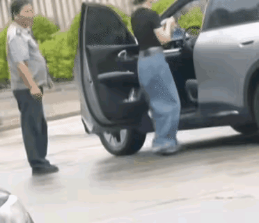 出乎预料了。福建三明，一女子与保安疑似发生了口角，双方理论之时，女子下车上前就踹