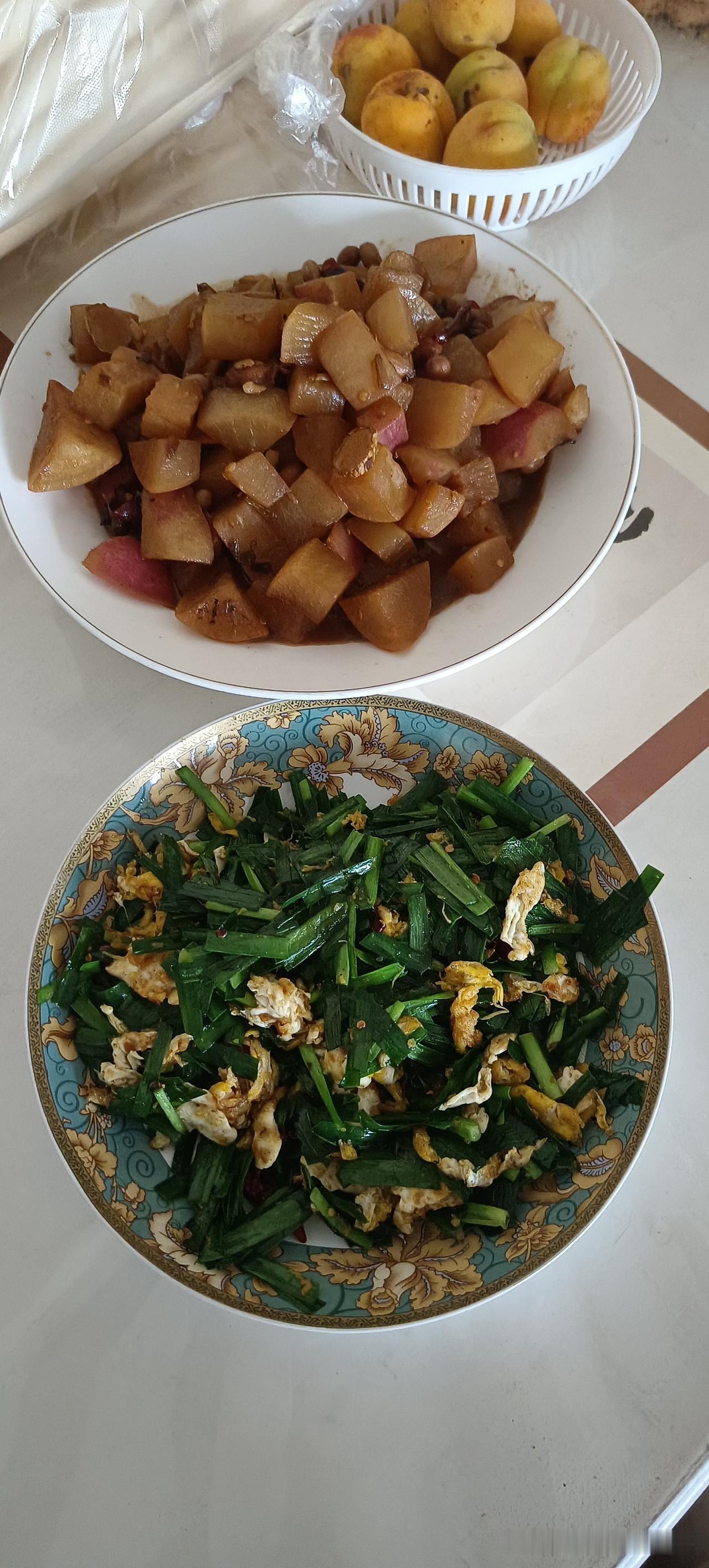 傻男人，终于休完三天班，该回去上班去了，今天我给他做了两个菜，蒸了一锅米饭。终