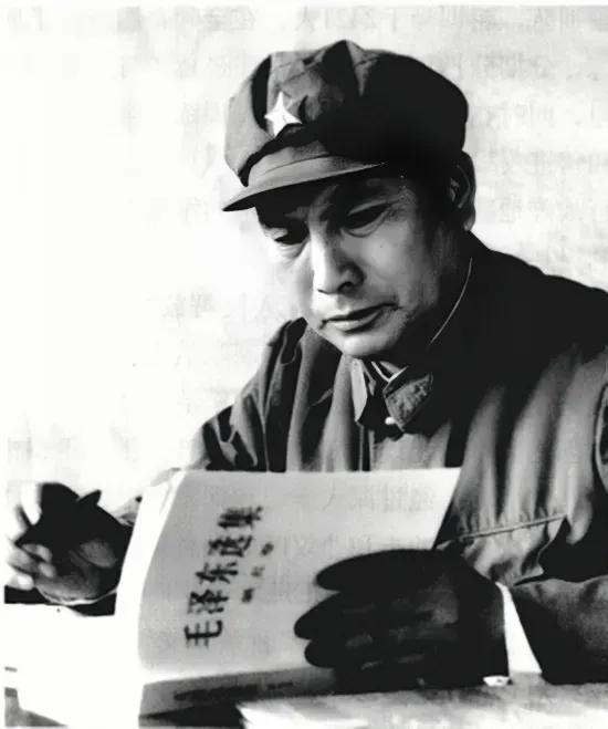 这是他在学习《毛泽东选集》的照片，他用毛泽东思想来武装自己，做毛主席的好战士。