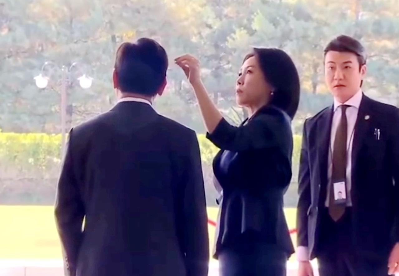 韩国第一夫人金惠景帮老公李在明整理发型，并准备迎接新加坡总理黄循财夫妇访问！