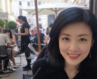 当年，知名主持人周涛下班回家，看见正在厨房忙碌的丈夫，瞬间心生厌倦，很是嫌弃地说