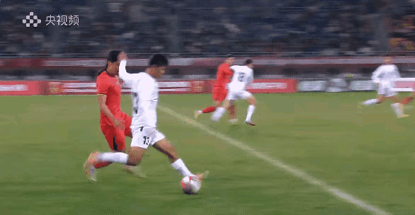 大家都错了！长发美甲肉肉腰的“汪姑娘”，其实在是足球场上“敢动”一切的真男人。