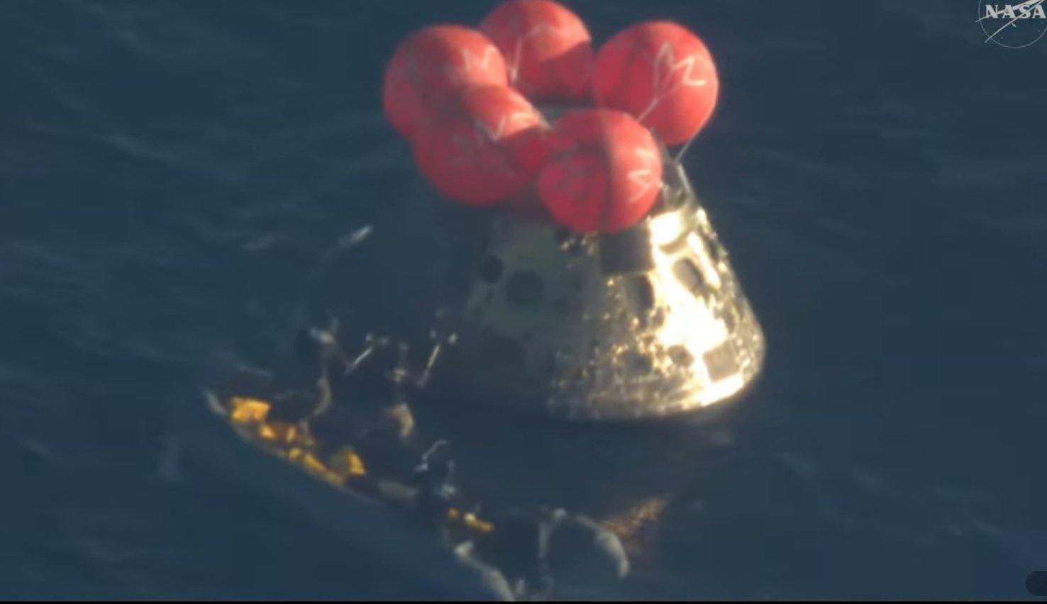 阿尔忒弥斯2号宇航员成功返回地球猎户座飞船返回舱